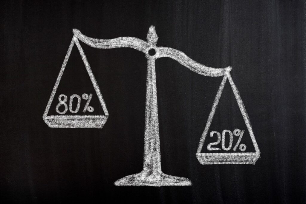 Zasada Pareto na obrazku - dwie szale wagi
